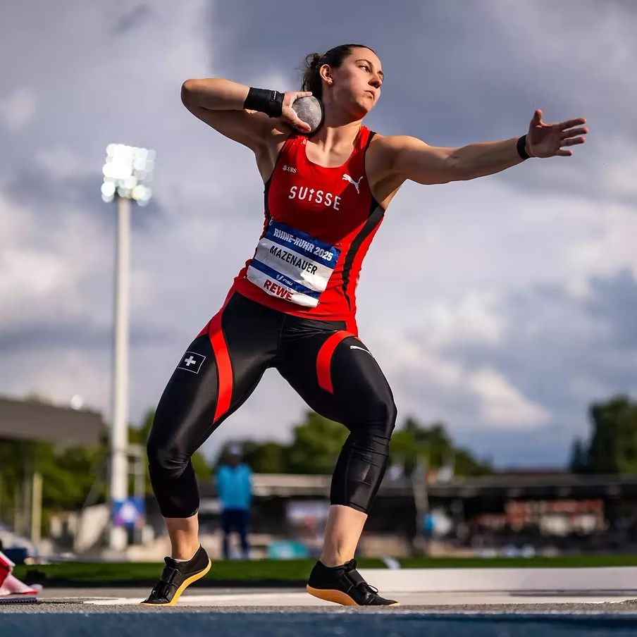 myriam-mazenauer-kugelstossen-wettkampf.jpg Myriam Mazenauer beim Kugelstossen – Technik, Kraft und mentale Stabilität im Leistungssport