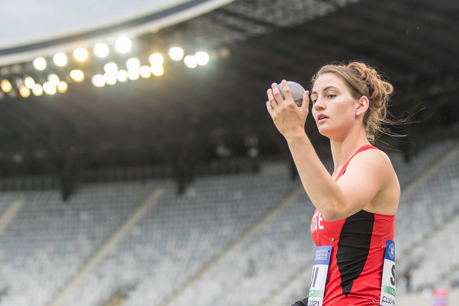 Miryam Mazenauer, Schweizer Leichtathletin im Wettkampfstadion – Fokus und mentale Stärke im Spitzensport